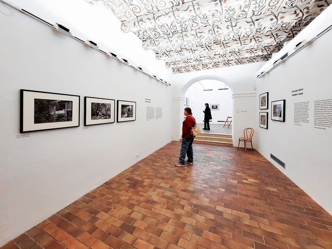 Výstava fotografií Johna Wehrheima Paradise Lost v Galerii Hlavního města Prahy (Dům U Kamenného zvonu)