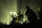 Pixies vstoupili na pódium Lucerny dvěma vypalovačkami z nejznámějších - Gouge Away a Bone Machine. Samozřejmý byl velmi bouřlivý ohlas...