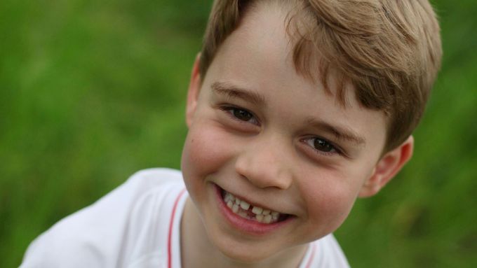 Nejstarší syn prince Williama a vévodkyně Kate princ George slaví šesté narozeniny