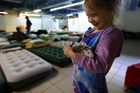 Dvouletá Olivia chová svou krysu Maju po příjezdu do zařízení pro ukrajinské uprchlíky v polském Řešově (12. března 2022)