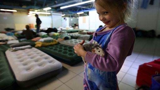 Dvouletá Olivia chová svou krysu Maju po příjezdu do zařízení pro ukrajinské uprchlíky v polském Řešově (12. března 2022)