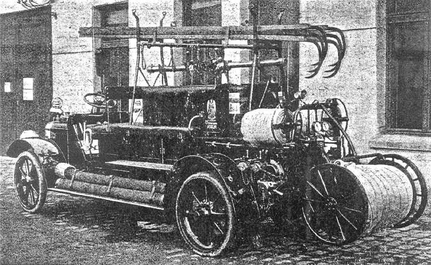 Fotogalerie / Historie / Stříkačka / Před 110 lety obdržel pražský hasičský sbor první automobilovou stříkačku