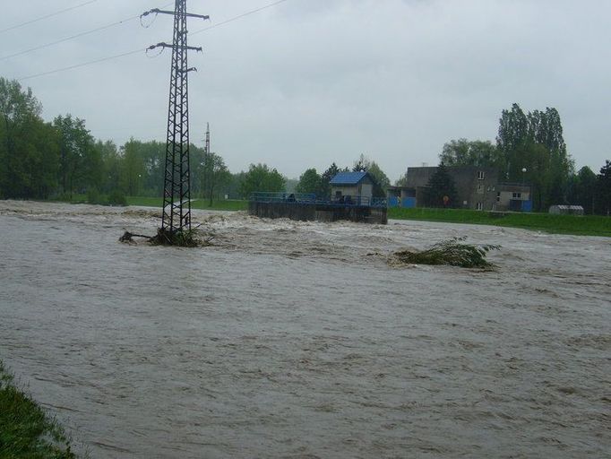 Vylitá řeka Ostravice ve Frýdku Místku.