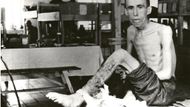 Místem prošlo asi 18 tisíc vězňů. Tento člověk to přežil. Snímek je z května 1945.