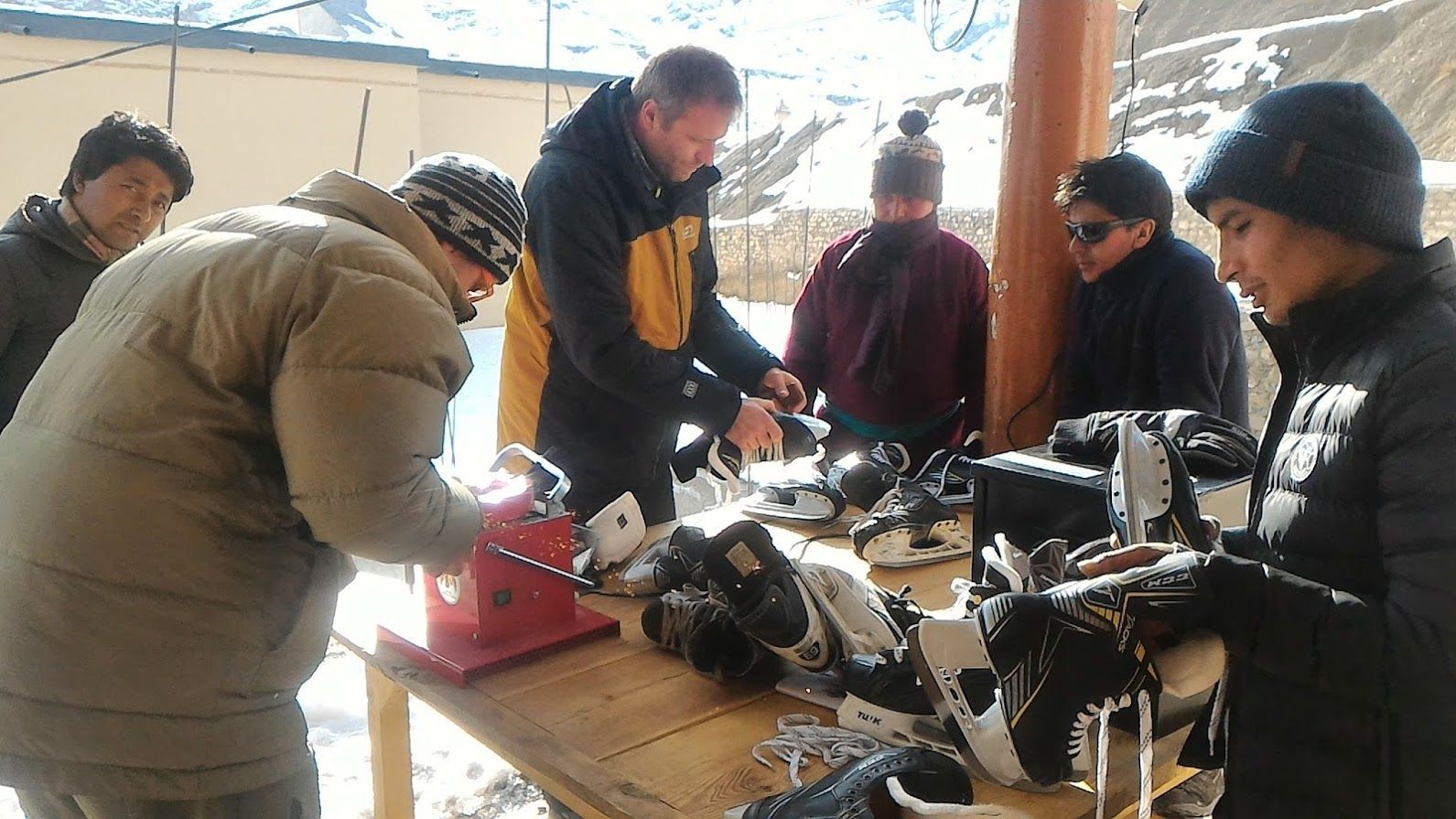 Čeští dobrovolníci učí malé Tibeťany hokej