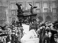 Povalený mariánský sloup na Staroměstském náměstí. Manifestace za vznik ČSR v říjnu 1918.