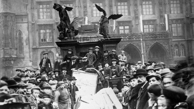 Povalený mariánský sloup na Staroměstském náměstí. Manifestace za vznik ČSR v říjnu 1918.