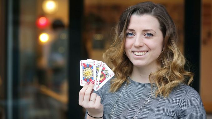 Holanďanka Indy Mellinková vymyslela genderově neutrální balíčky karet, ve kterých krále, královnu a kluka nahrazují zlatá, stříbrná a bronzová karta.