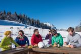 Po dávce lyžování si dopřejte místní gastro specialitu v některé z tradičních tyrolských chat. Vyzkoušet můžete například gröstl - mix brambor s masem připravovaný na pánvi - nebo backhendl, což je poctivý smažený kuřecí řízek.