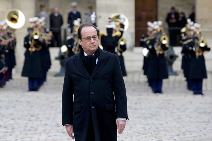 Hollande při pietní akci za oběti pařížských útoků v Invalidovně