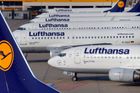 Letadla německé společnosti Lufthansa od středeční půlnoci zůstala na letišti. Snímek je z letiště v Mnichově.