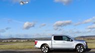 Elektrický Ford F-150 se zatím do Evropy nedováží, vážně se o tom ale uvažuje. Lze však předpokládat, že to bude nejdříve příští rok, kdy se posune hmotnostní hranice pro držitele průkazu skupiny B z 3,5 na 4,2 tuny. V současnosti na Lightning běžný řidičák pro osobáky nestačí.