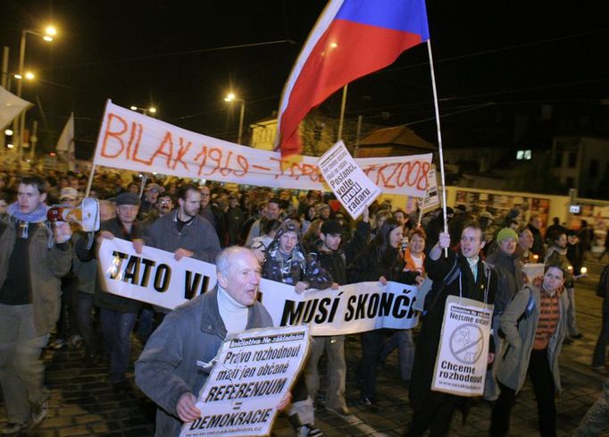 Právě když happening studentů na Klárově končil, prošel kolem průvod proti základnám, který mířil ke Strakově akademii.