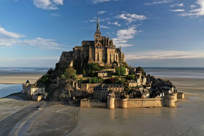 Klášter Mont-Saint-Michel ve francouzské Normandii byl postaven před 1000 lety.