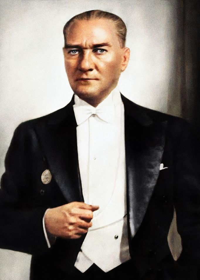 Zakladatel moderního Turecka Mustafa Kemal Atatürk ve společenském obleku. Kolorovaná fotografie. Lokace neuvedena. Nedatováno.