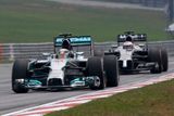 Lewis Hamilton a Jenson Button bývali týmovými kolegy u McLarenu. I když teď jezdí za různé týmy, pořád je spojuje aspoň motor Mercedes.