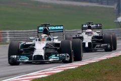 V tréninku na VC Bahrajnu vládly Mercedesy, Vettel až sedmý