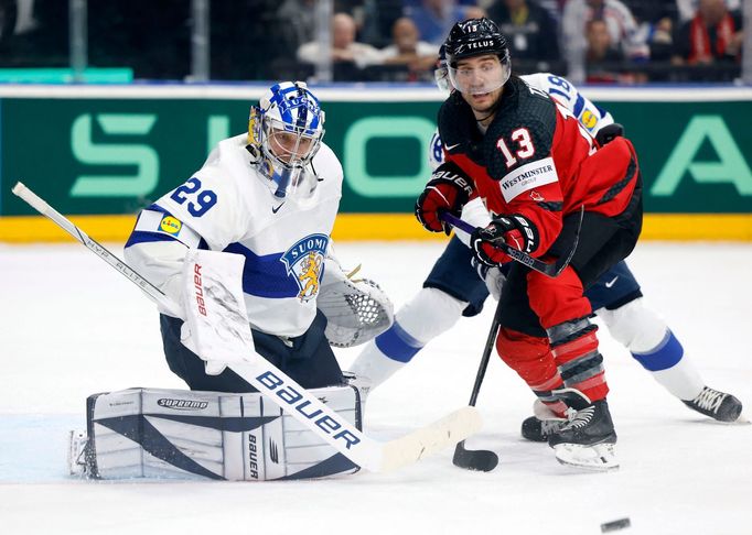 Harri Säteri a Brandon Tanev v zápase MS 2024 Kanada - Finsko