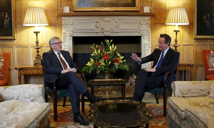 Předseda Evropské komise Jean-Claude Juncker a britský premiér David Cameron (vpravo).