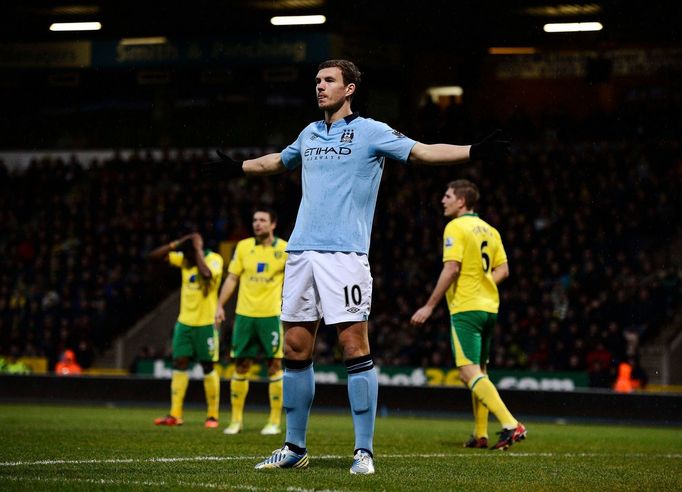 Edin Džeko získal pro Manchetser City už v 5. minutě vedení 2:0.