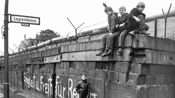 Východní Berlín ve Faktorově formálně uvolněném psaní působí bezútěšně, bez přirozeného centra, bez architektury a života. Ilustrační snímek Berlínské zdi z roku 1972.