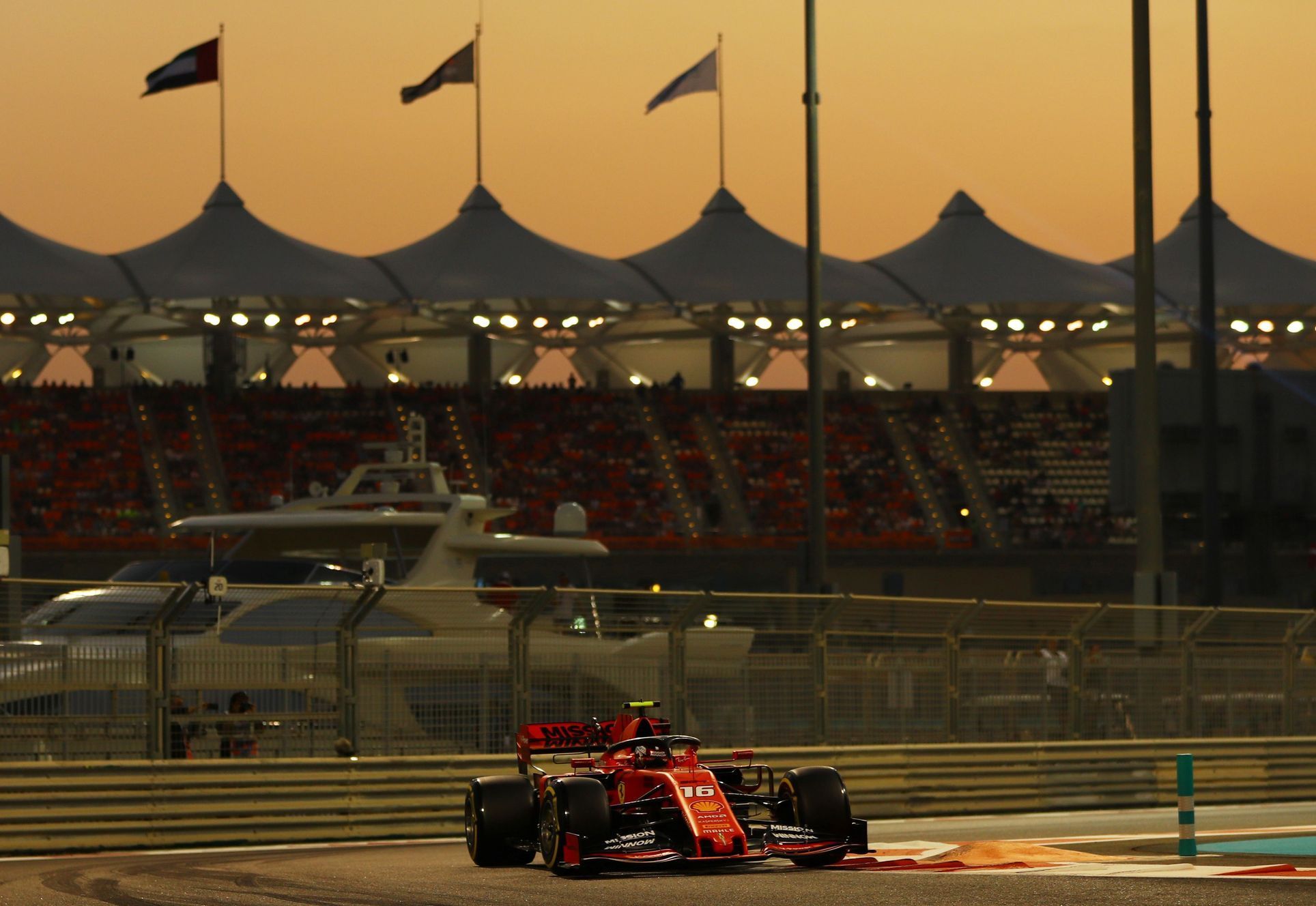 Charles Leclerc ve Ferrari v kvalifikaci na VC Abú Zabí 2019