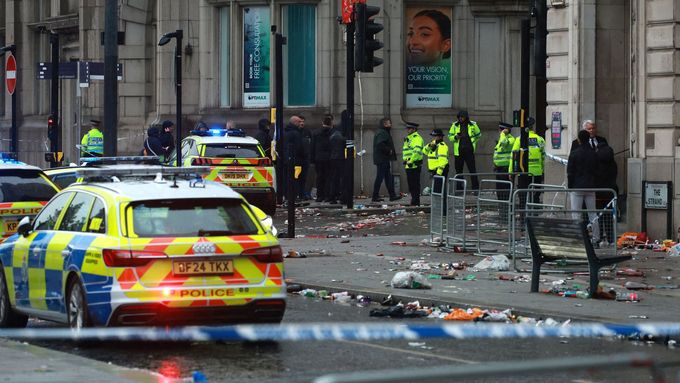 Množství policejních a záchranných vozů stále podle televizních záběrů zasahuje poblíž budovy liverpoolské radnice.