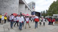 Zhruba 500 metrů a deset minuty pěšky od stadionu Ondreje Nepely vyrostla oficiální fanzóna hokejového MS. Fanoušci mají své útočiště v areálu kulturního domu Istropolis.