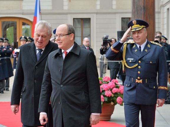Generál Rostislav Pilc (zcela vpravo) na snímku s prezidentem Milošem Zemanem a monackým knížetem Albertem.