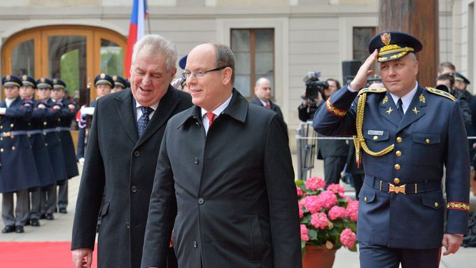 Náčelník vojenské kanceláře prezidenta Rostislav Pilc (vpravo), vlevo prezident Miloš Zeman a kníže Albert.
