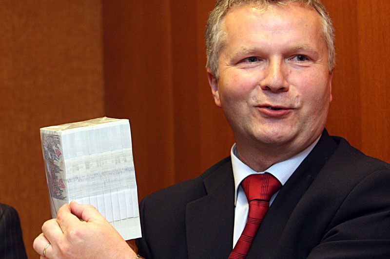 ČNB vydala inovovanou 5000 Kč bankovku