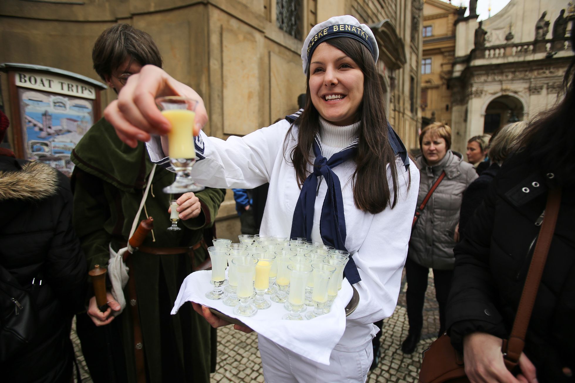Velvarský vajíčkový průvod přes Karlův most
