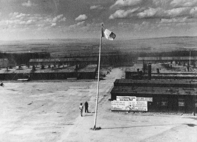 Fotografie z období osvobození koncentračního tábora Buchenvald. Duben 1945.