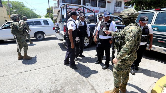 Zásah mexických ozbrojených složek proti údajně zkorumpované policii v Acapulcu.