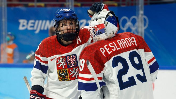 Kateřina Mrázová a Klára Peslarová jsou oporami českých hokejistek pro domácí MS.