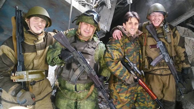 Srbský odstřelovač Dejan Berić (druhý zprava), který bojuje za proruské separatisty v Doněcku, popisuje, jak unikl z ukrajinského zajetí.