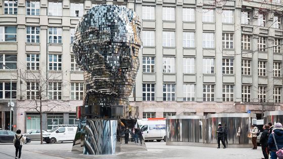 Skulptura hlavy Franze Kafky od Davida Černého prošla generální opravou. Monumentální socha je vedle mimořádné umělecké hodnoty známá svou sofistikovaností a precizním inženýrským řešením.