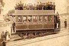 Od roku 1885 lanovka vozí místní obyvatele i návštěvníky nahoru a dolů po strmé dlážděné ulici, která spojuje náměstí Restauradores, živé prostranství připomínající nezávislost Portugalska na Španělsku, se čtvrtí Bairro Alto.