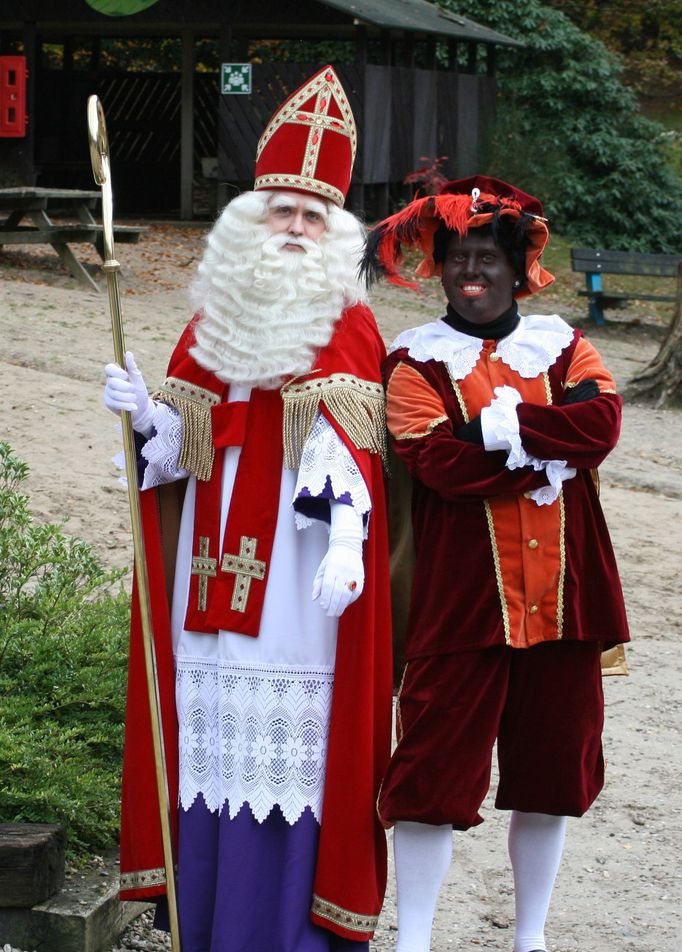 Zwarte Piet - nizozemský Černý Petr (vpravo).