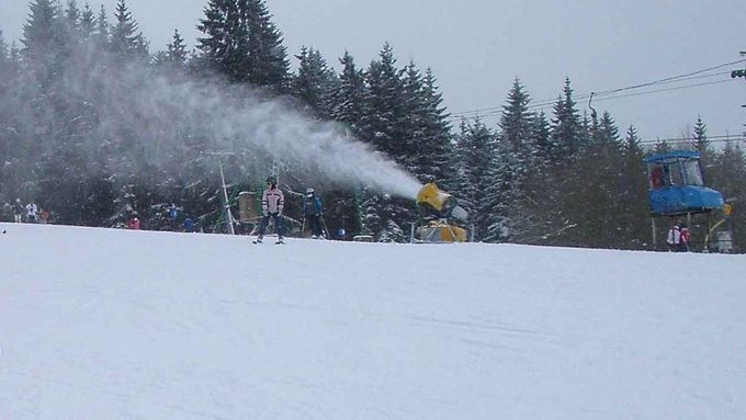 Sjezdovky v různých koutech republiky dokončují přípravy na zahájení lyžařské sezony.