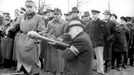 Příslušník Volkssturmu se učí zacházet s pancéřovou pěstí během příprav na bitvu o Berlín. Cca jaro v roce 1945.