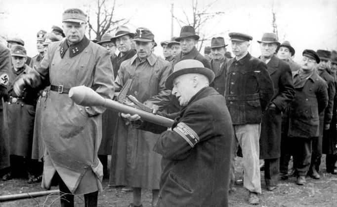 Příslušník Volkssturmu se učí zacházet s pancéřovou pěstí během příprav na bitvu o Berlín. Cca jaro v roce 1945.