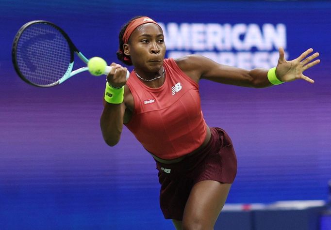 Coco Gauffová v utkání s Arynou Sabalenkovou