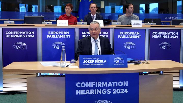 Žertování s europoslanci i střet s Jermanovou. Síkela ustál "grilování" v Bruselu