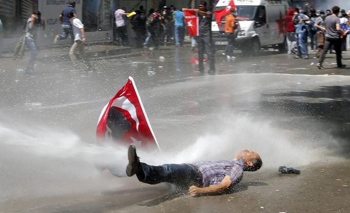 Demonstrant v centru Ankary po zásahu vodním dělem.