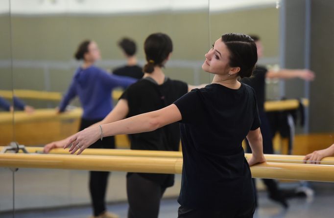 Část souboru Kyjevského městského baletu při zkoušce v baletním sále Moravského divadla Olomouc.
