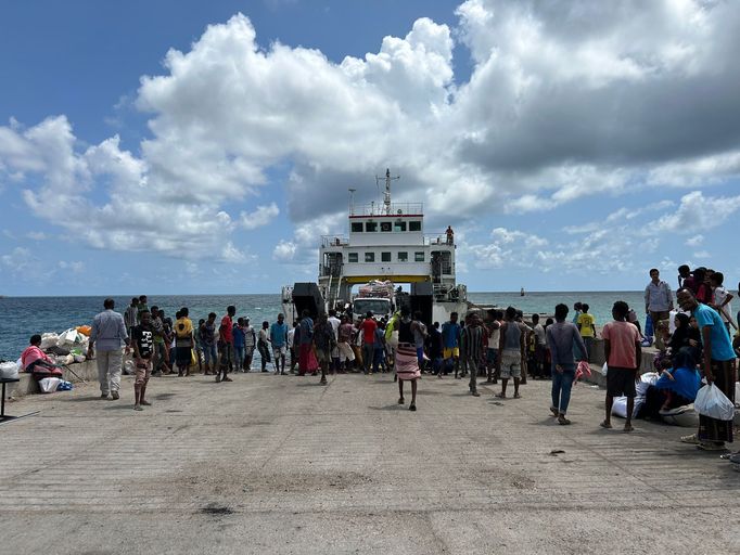 Města Tadžura a Obock jsou propojeny trajektem. Při každém příjezdu a odjezdu je v přístavu živo. Etiopští migranti se snaží přivydělat při odnosu zboží.