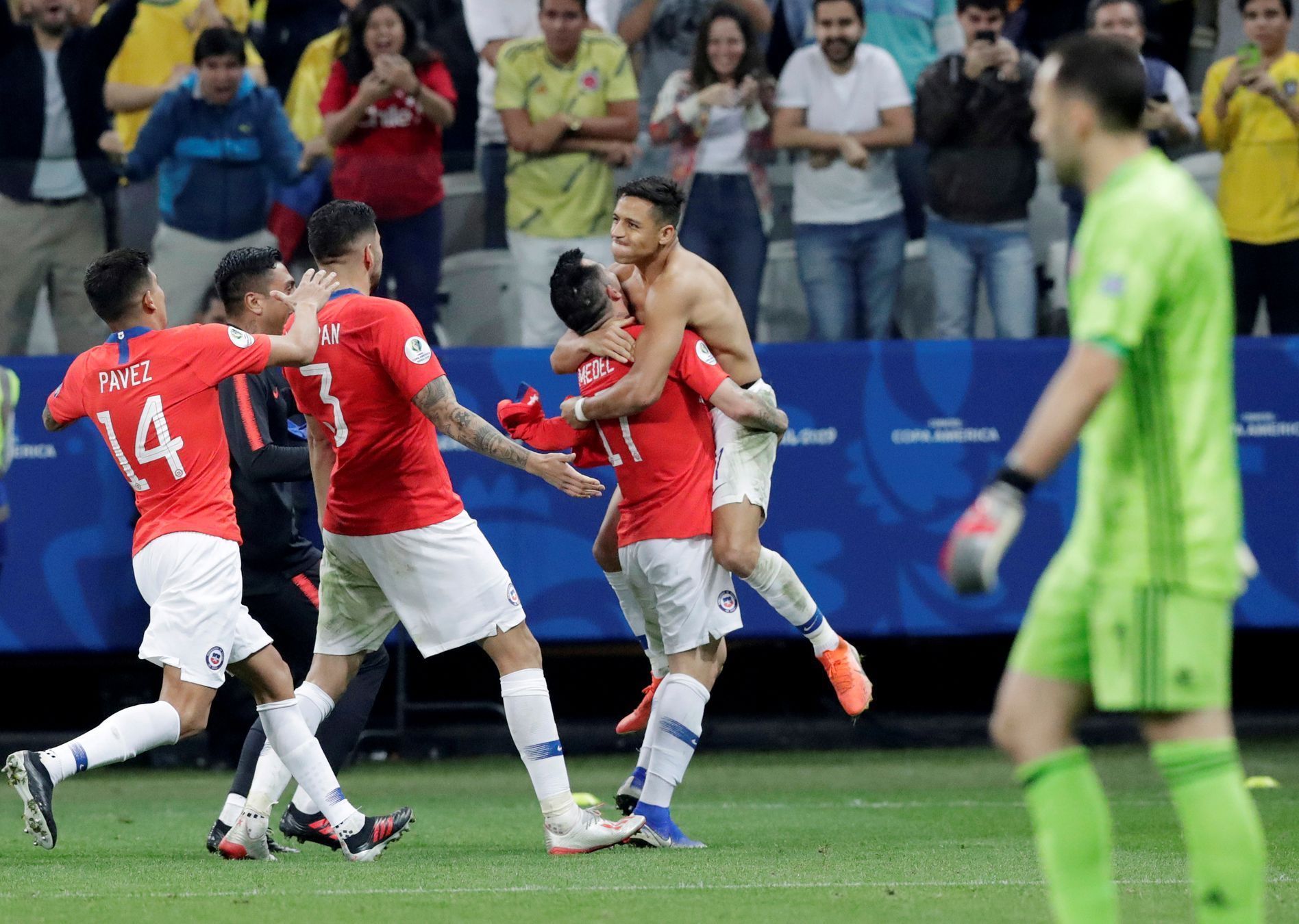 Fotbalisté Chille se radují z postupu do semifinále Copa America