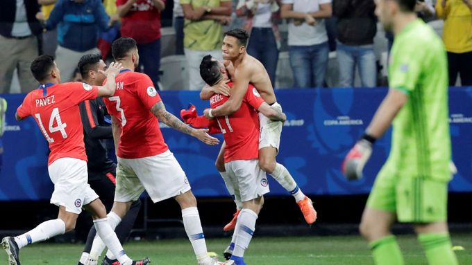 Fotbalisté Chille se radují z postupu do semifinále Copa America