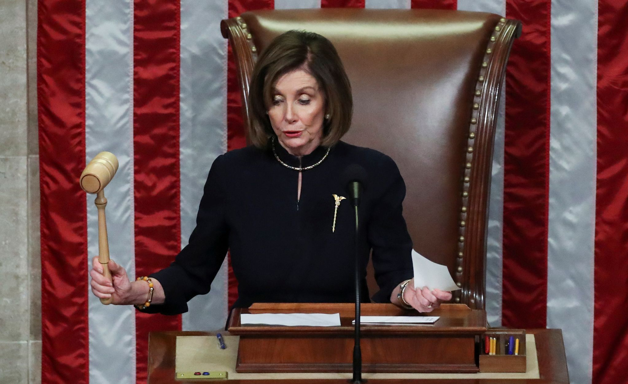 Šéfka Sněmovny reprezentantů Nancy Pelosiová během hlasování o impeachmentu.